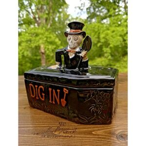 Yankee Candle Boney Bunch Dig In Coffin Casket‎ 2017 Tealight Holder